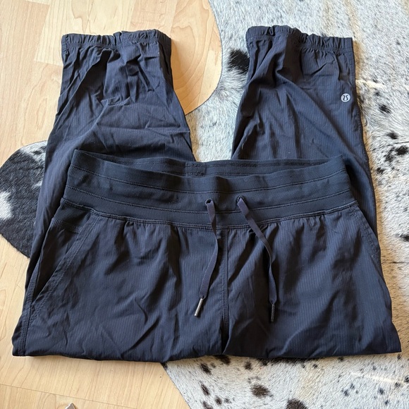 LULULEMON Dance Studio Crop Unlined Black Pants‎ Women's Size 8 - Picture 2 of 7